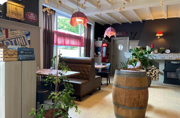 Coté gauche de  l'estrade du restaurant belge